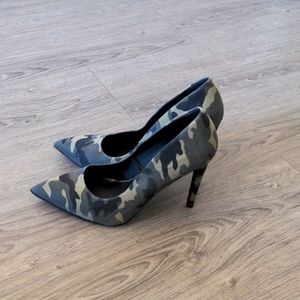 Camo pumps